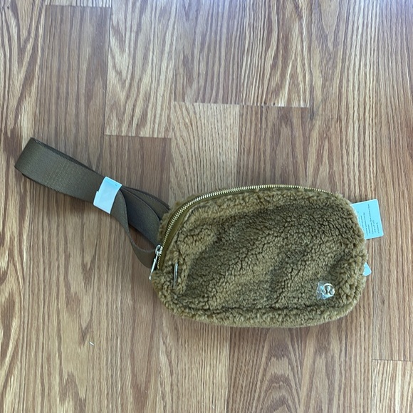 NWT Lululemon Fleece Everywhere Belt Bag Vol 1L in Burnt Caramel - Picture 2 of 9